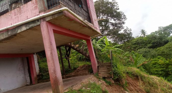 A punto de caer se encuentra casa a la altura de El Picacho