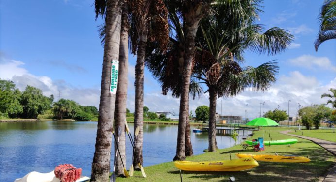 Acoima Tour y Hotel Kariña impulsan la práctica del kayak en la laguna de «Los Encantos»