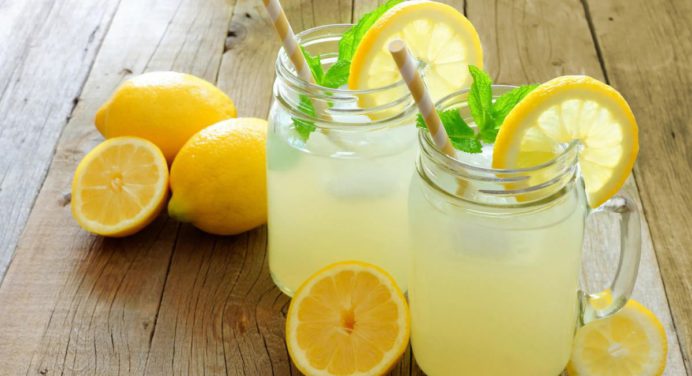 ¡Agua tibia de limón! Conoce 5 maravillosos beneficios que provee su consumo
