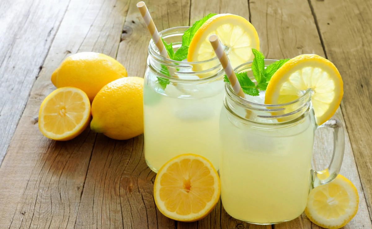 Conoce los beneficios del agua tibia de limón