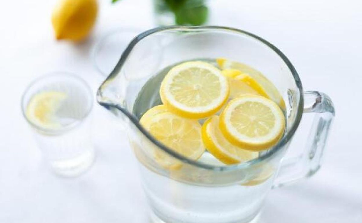 El agua tibia de limón