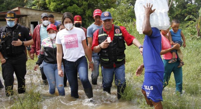 Alcaldesa Ana Fuentes atiende familias afectadas por la crecida del río Amana