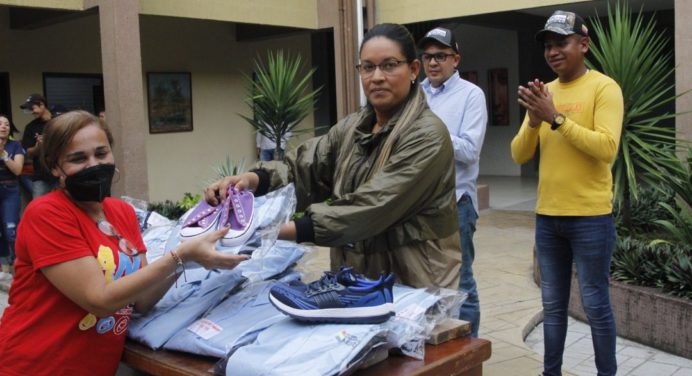 Alcaldesa Ana Fuentes entrega uniformes a 200 trabajadores del Palacio Municipal