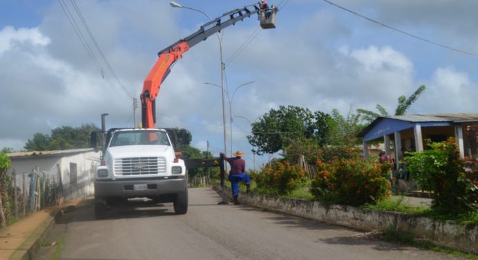 Alcaldía de Cedeño instala 397 bombillos led en Caicara y San Félix