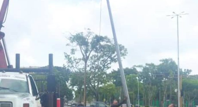 Alcaldía de Maturín sustituye poste derribado en accidente de tránsito en la avenida Raúl Leoni