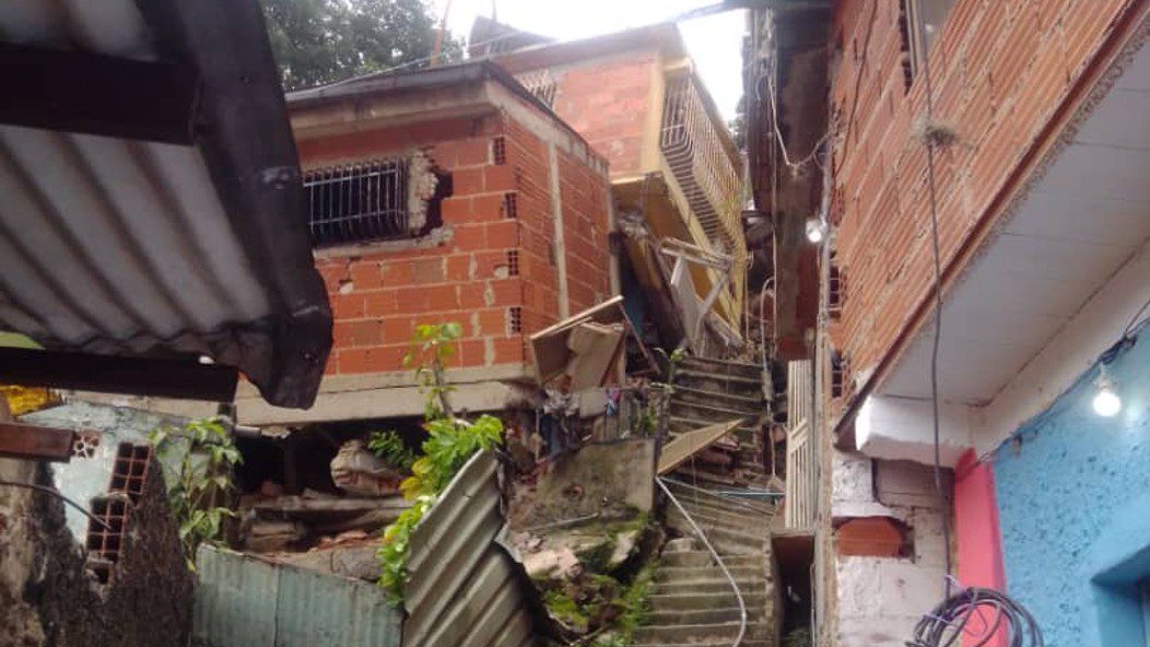 ¡Alto riesgo! Se desplomaron varias viviendas en la parroquia 23 de Enero en Caracas (+Video)