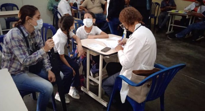 Atienden a más de 700 niños con jornada médico asistencial en Escuela Básica Vicente Salias