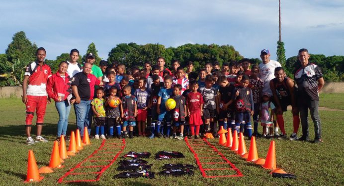 Atlético La Cruz donó material deportivo a escuela de fútbol de La Toscana