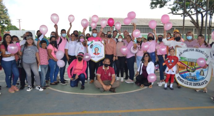 Caicareños participan en la caminata por la prevención del cáncer de mama