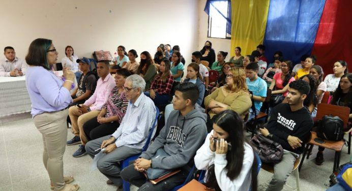 Cáncer de mama fue tema de conversatorio en el octubre rosa en la Unesr