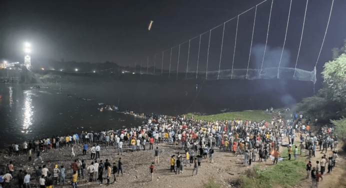 ¡Catástrofe en la India! 132 muertos y 100 desaparecidos tras caída de puente colgante