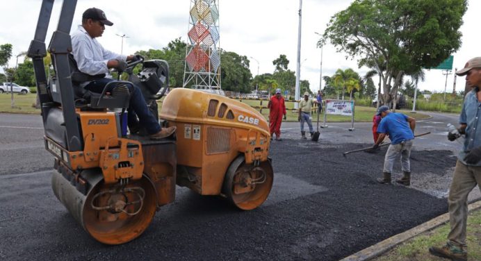 Colocan 16.5 toneladas de asfalto en la vía principal de Las Cocuizas