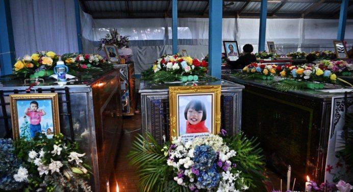 Comienzan tres días de funerales para víctimas de matanza en Tailandia