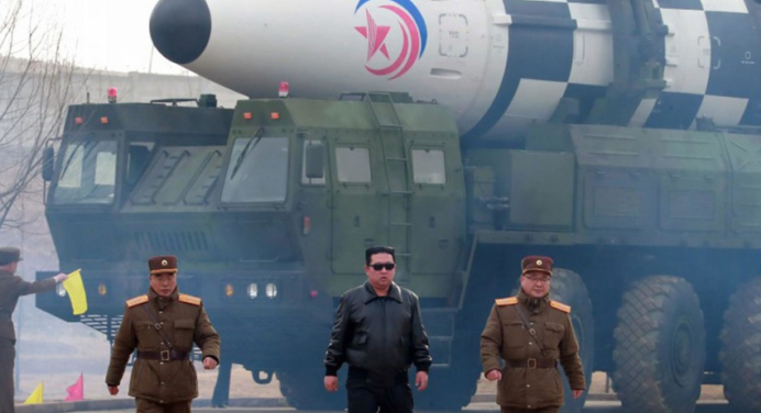 Corea del Norte lanza un misil no identificado al mar de Japón