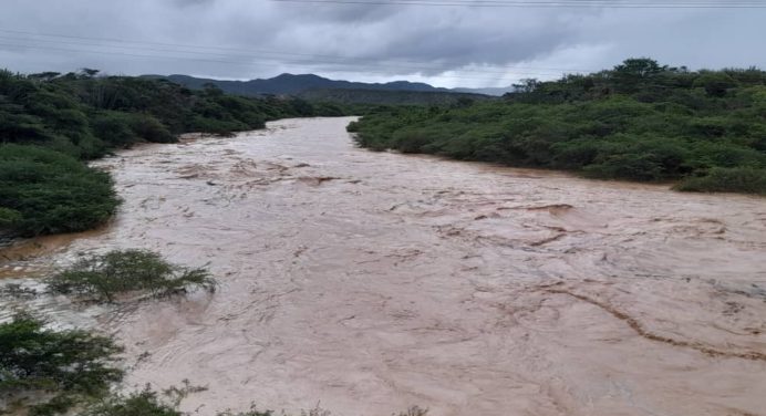 Crecida del río Coro del estado Falcón deja 400 personas afectadas