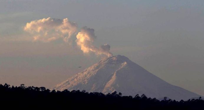 Declaran alerta amarilla en el volcán Cotopaxi por nube de vapor en Ecuador