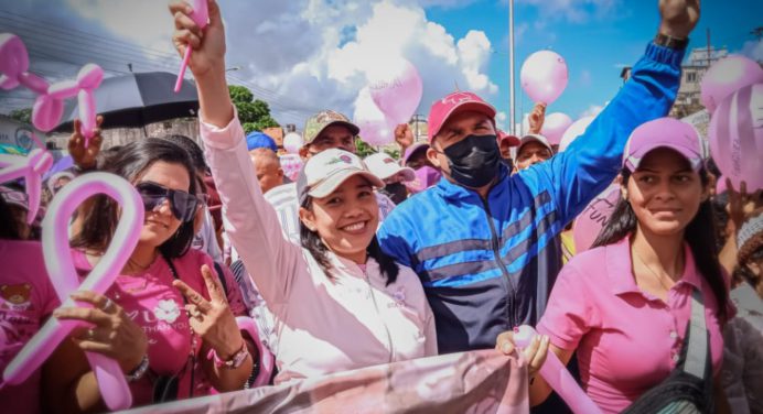 En Zamora mujeres caminaron por el día contra el cáncer de mama