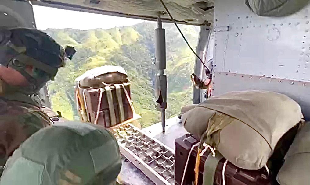 FANB dispuso helicópteros y paracaídas para enviar ayuda a damnificados de Las Tejerías