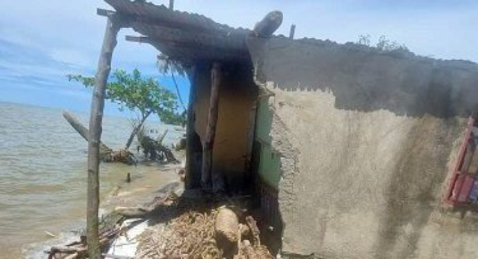 Fuerte oleaje en La cuenca del Lago Maracaibo afectó 5 casas en Mérida