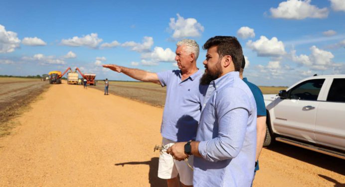 Gobernador Ernesto Luna inspecciona inicio de cosecha de 25 mil hectáreas soya