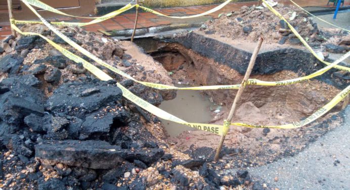 Gran tronera entorpece el paso en la calle Chimborazo de Maturín