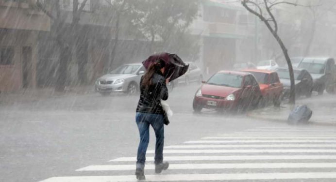 ¡Lluvia y más lluvia! Tres ondas tropicales se acercan a Venezuela