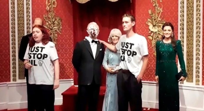 ¡Insólito! Activistas lanzan dos tartas a la figura del rey Carlos III