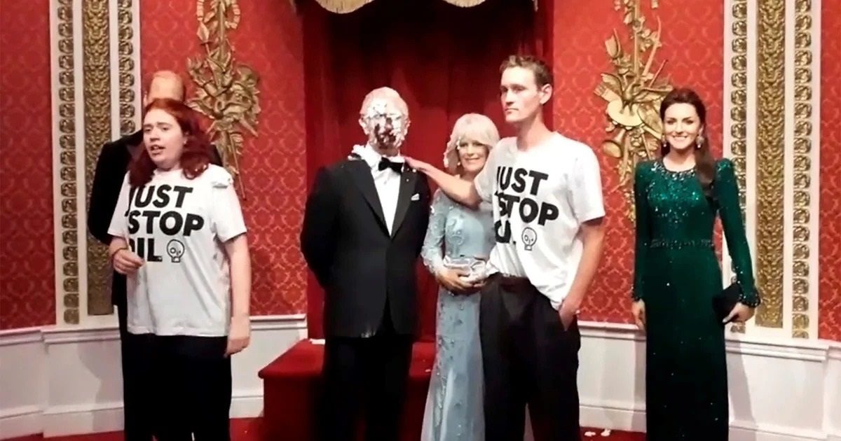 ¡Insólito! Activistas lanzan dos tartas a la figura del rey Carlos III