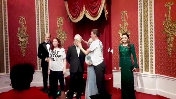 Activistas lanzan dos tartas a la figura del rey Carlos III