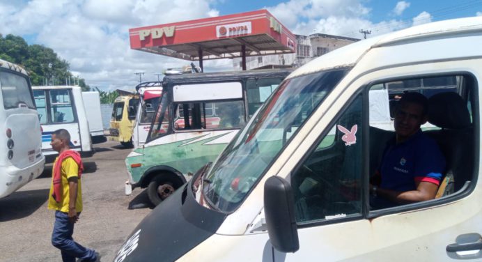 Interminable la cola de autobuses para surtir combustible en estación del sur