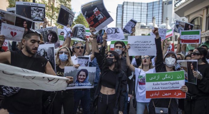 Irán: Comienzan los juicios de los acusados de participar en las protestas