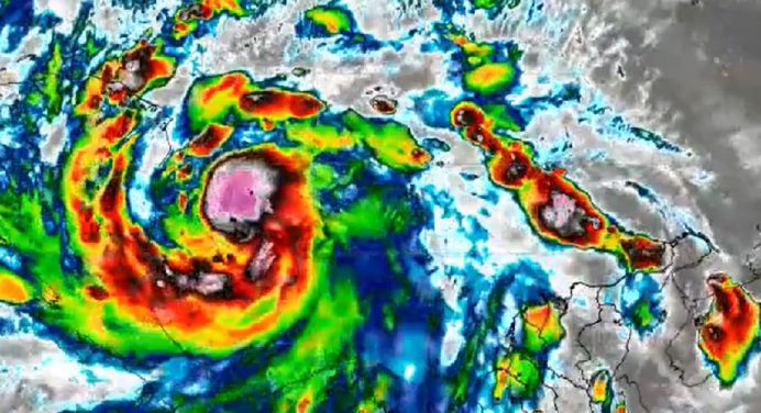 Julia se convirtió en huracán y se dirige a Nicaragua