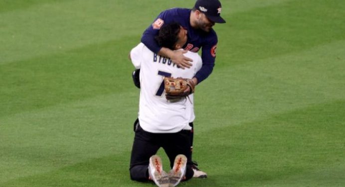 Fanático se lanzó al terreno de juego para abrazar a José Altuve (+Video)