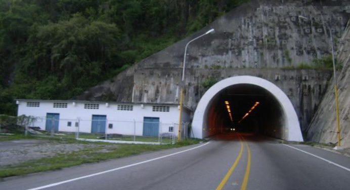 Desprendimiento de material rocoso obligó al cierre del paso vehicular en Los Túneles en Mérida