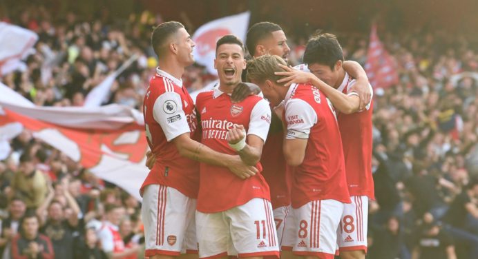 El Arsenal derrotó al Liverpool y recuperó el liderato de la Premier League