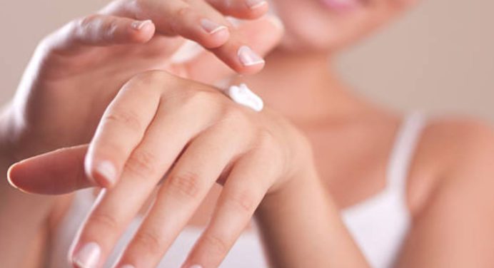 ¿Manos resecas? Prepara una mascarilla de tomate con limón para darle suavidad e hidratación