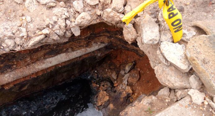 Más de 2 años tienen aguantando hediondez de cloacas en callejón 1 de Negro Primero