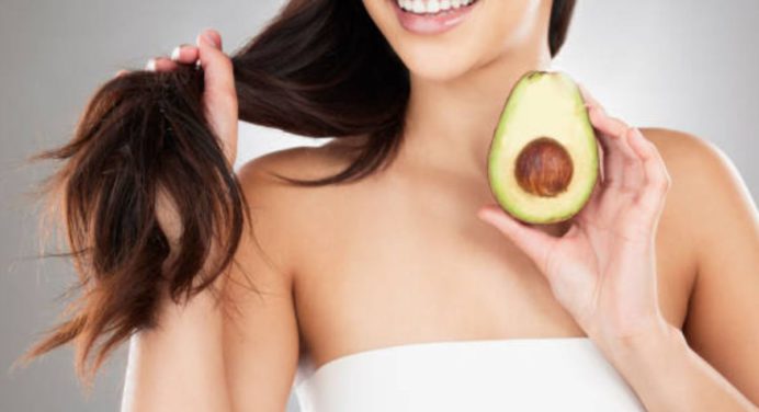 ¡Mascarilla de aguacate! Prueba esta bomba de hidratación para tu melena