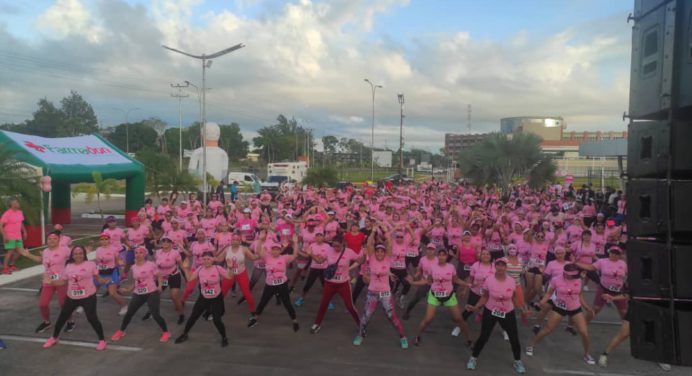 Maturín se vistió de rosa en «Por ellas corremos» y la jornada de salud de Farmadon en Servimas