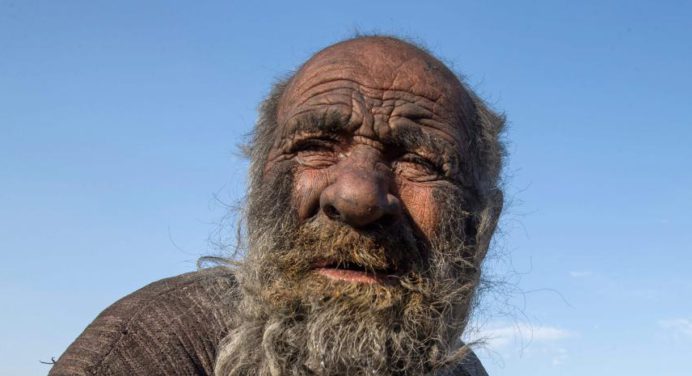 ¡Medio siglo sin ducharse! Fallece el hombre más «sucio» del mundo a los 94 años
