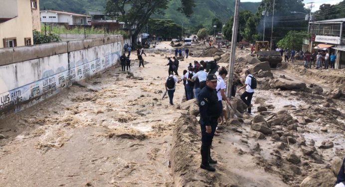 Ministro Marcos Torres verifica los daños a la red de agua en El Castaño
