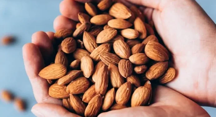 Mira lo que le pasa a tu cuerpo si comes 10 almendras cada día