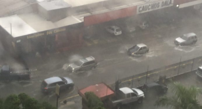 Ola de calor generó fuertes lluvias con descargas eléctricas en Caracas