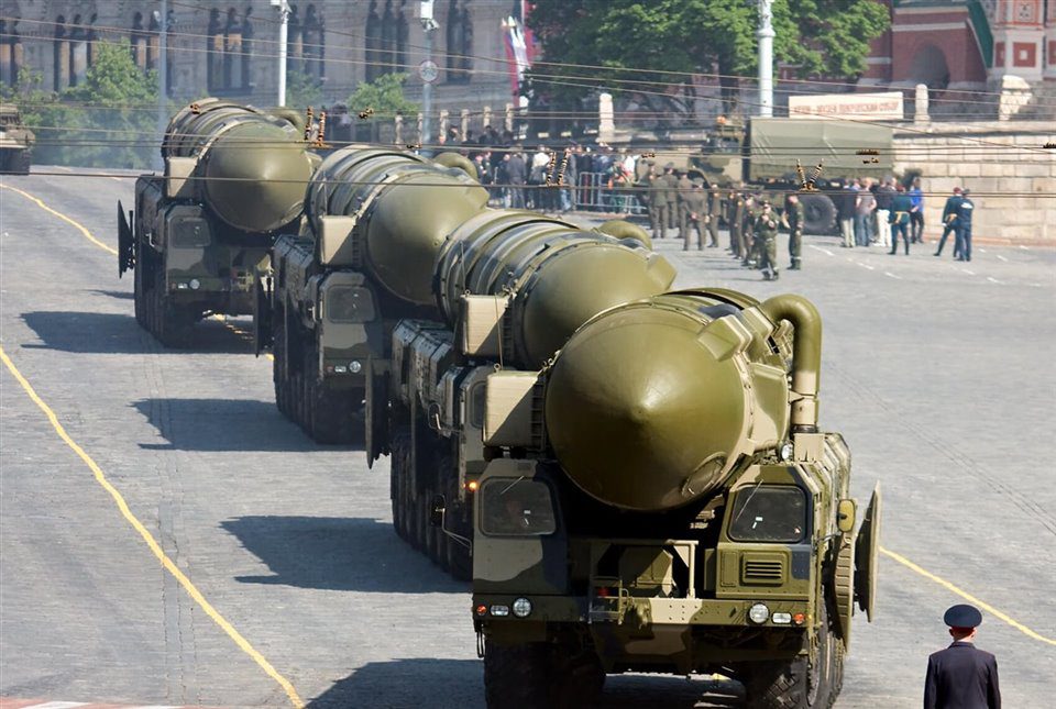rusia ensaya armas nucleares teme que ucrania use bomba sucia laverdaddemonagas.com convoy de misiles nucleares rusos topol m 28191c76 960x645 1