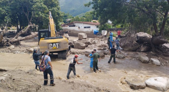 Siguen los trabajos de remoción de escombros y de ayuda en El Castaño