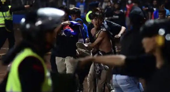 ¡Trágico! Al menos 174 muertos tras disturbios en estadio de fútbol de Indonesia