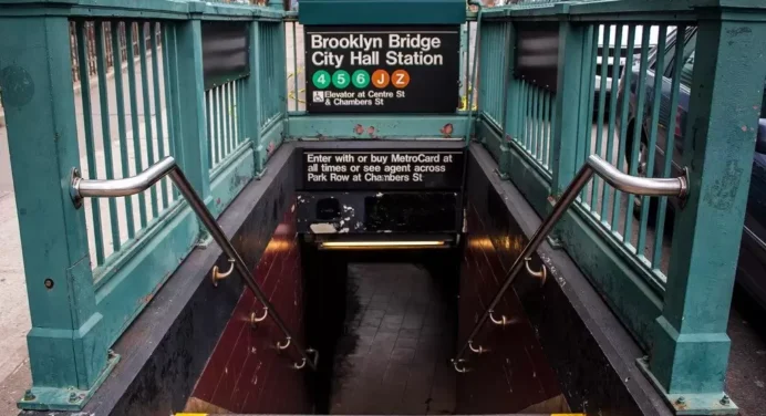 ¡Trágico! Hombre muere arrollado por el Metro de Nueva York tras pelea por un celular