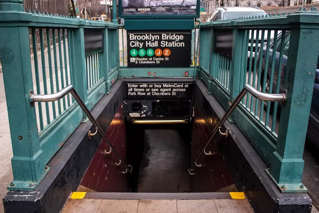 tragico hombre muere arrollado por el metro de nueva york tras pelea por un celular laverdaddemonagas.com metro de nueva york 1024x683 1