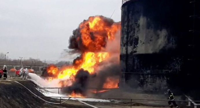 Ucrania bombardea un depósito de crudo en frontera con Rusia