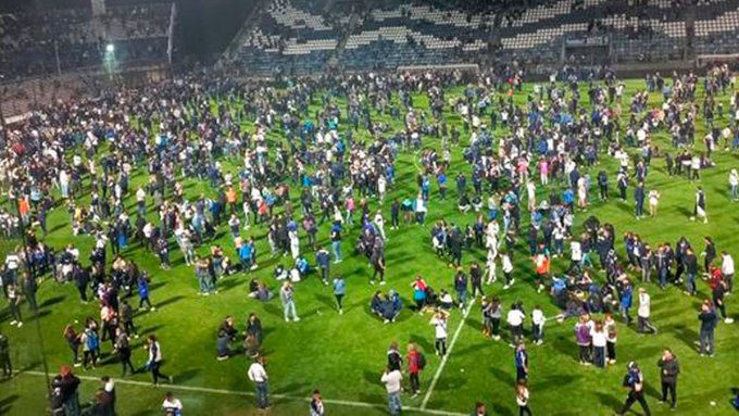 ¡Tragedia en Argentina! Un muerto y más de 100 heridos en un partido de fútbol en La Plata